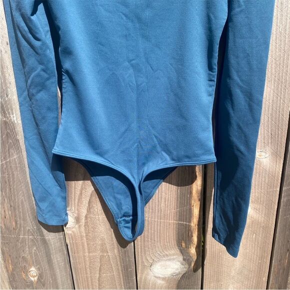 Aritzia Babaton Contour Squareneck Longsleeve Bodysuit size medium in blue - Picture 5 of 8